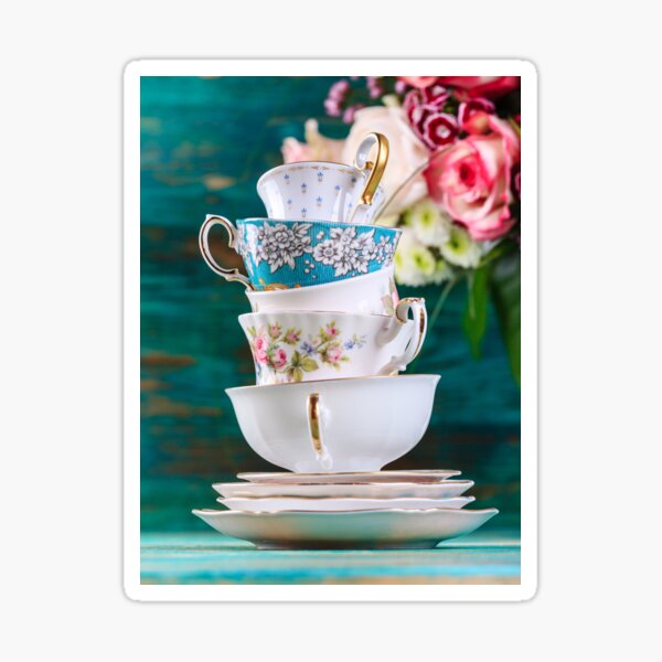 Pile de tasses à thé vintage sur fond turquoise Sticker