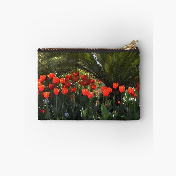 Artikelvorschau, Tulpenreihe unter einem Palmetto-Baum entworfen und verkauft von Catherine Sherman.