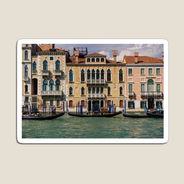 Aperçu de l'œuvre Ligne de gondoles sur le Grand Canal en Italie créée et vendue par MichaelBShannon.