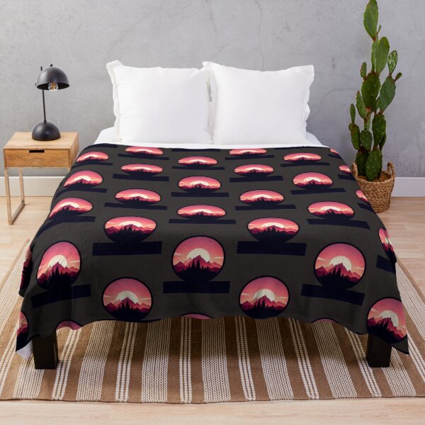 Artikelvorschau,  Buntes Retro-Vintage-Abenteuer-T-Shirt entworfen und verkauft von Cuteanimecorner.