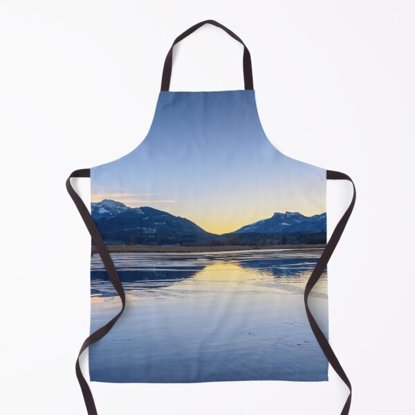 Artikelvorschau, Dämmerungslicht über den Bayerischen Alpen und dem Chiemsee entworfen und verkauft von Kasia Design.