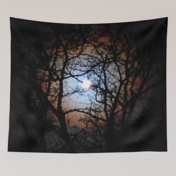 Aperçu de l'œuvre Pleine Lune avec anneau à travers les arbres créée et vendue par PatchworkBird.