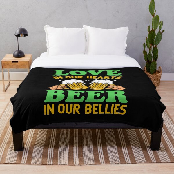 Aperçu de l'œuvre « L'amour dans nos cœurs, la bière dans nos ventres » par GeekStreetTees créée et vendue par GeekStreetTees.