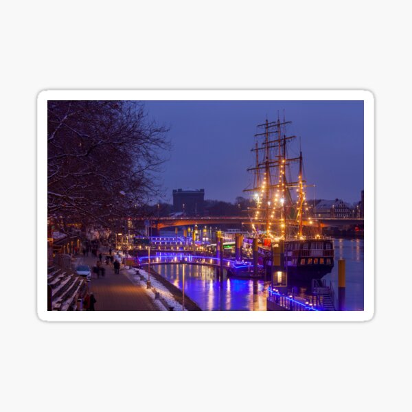 Artikel-Vorschau von Weser mit Weihnachtsmarkt Schlachtezauber, Wasserturm und Segelschiff, designt und verkauft von Torsten  Krüger.