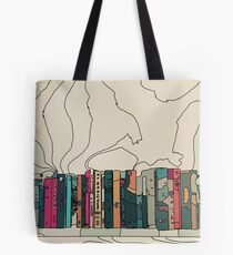 Bücher in einem Bücherregal 2 Tote Bag