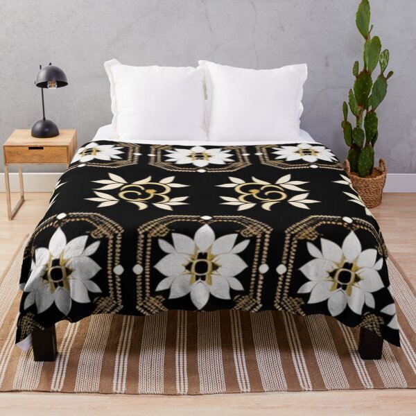 Artikelvorschau, Goldfarbenes R-Monogramm-Design mit weißen Blumen entworfen und verkauft von Roxburylane.