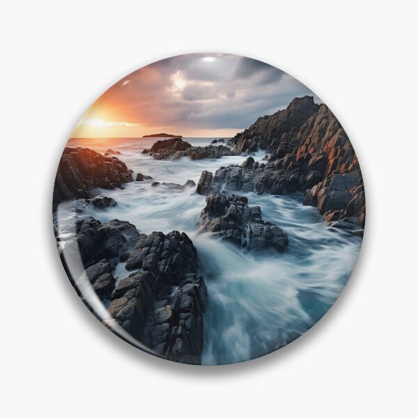 Artikelvorschau, Felsiger Strand bei Sonnenuntergang in Langzeitbelichtung - Landschaftsfotografie entworfen und verkauft von TheArtistOf2022.