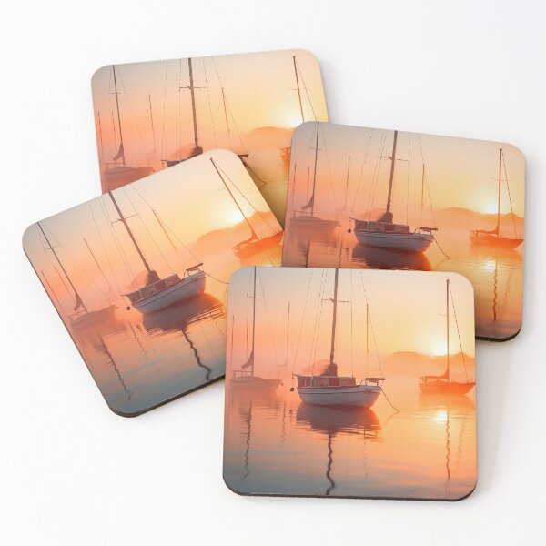 Artikelvorschau, Boote im Hafen bei nebligem Sonnenaufgang - Landschaftsfotografie entworfen und verkauft von TheArtistOf2022.