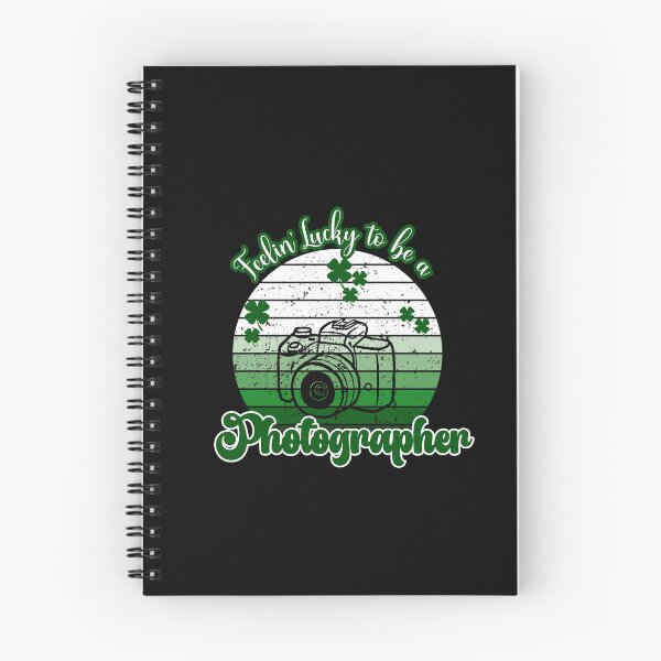 Aperçu de l'œuvre Photographe chanceux St Patricks Day créée et vendue par CheekyChimpCo.