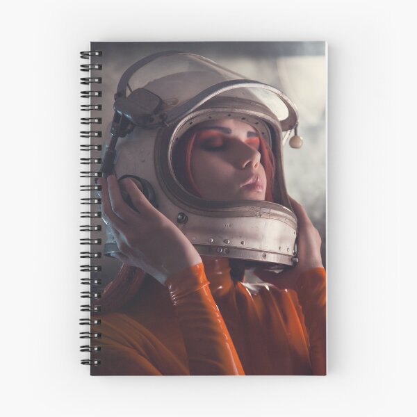 Artikelvorschau, Portrait eines reizvollen Mädchens im Latex Astronauten Catsuit entworfen und verkauft von Elisanth.