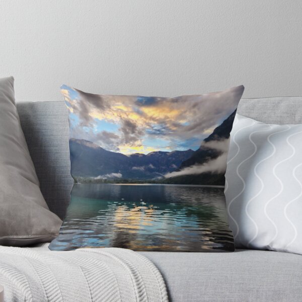 Artikelvorschau, Slowenischer See bei Sonnenuntergang entworfen und verkauft von CESW Photography.