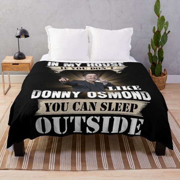 Aperçu de l'œuvre DANS MA MAISON SI VOUS N'AIMEZ PAS DONNY OSMOND VOUS POUVEZ DORMIR DEHORS Femme Col V créée et vendue par kathelmoala.