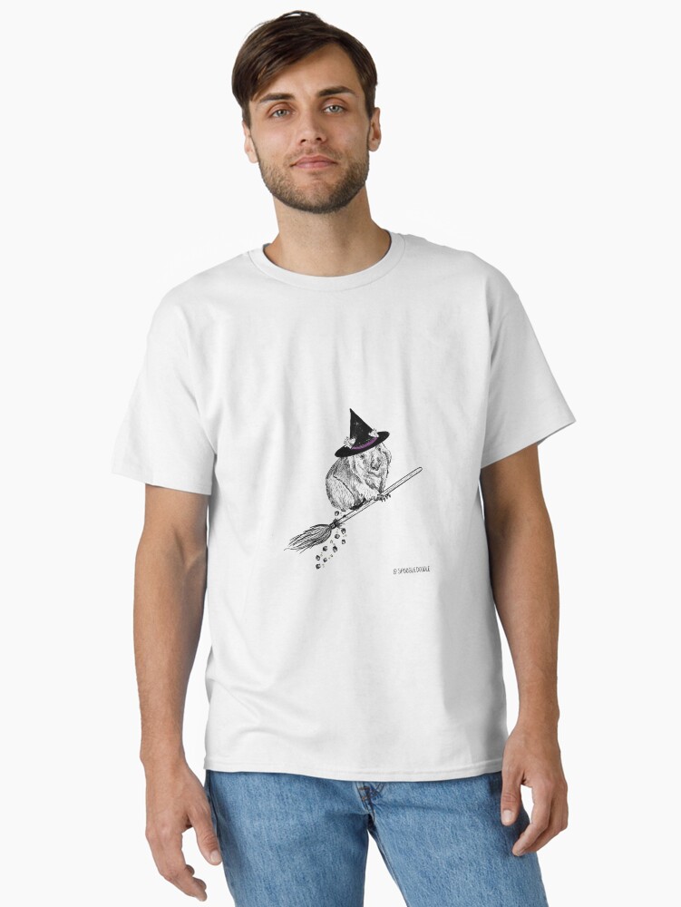 Imagen 1 de 7, Camiseta clásica con la obra Wombat brujo, diseñada y vendida por SpoogleDoodle.
