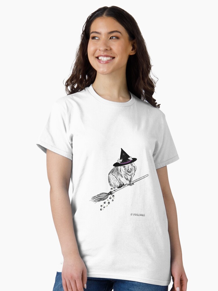 Imagen 2 de 7, Camiseta clásica con la obra Wombat brujo, diseñada y vendida por SpoogleDoodle.