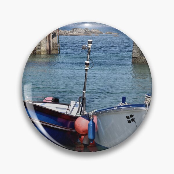 Artikelvorschau, Zwei Boote im Hafen von Mousehole entworfen und verkauft von Anne Sanders.