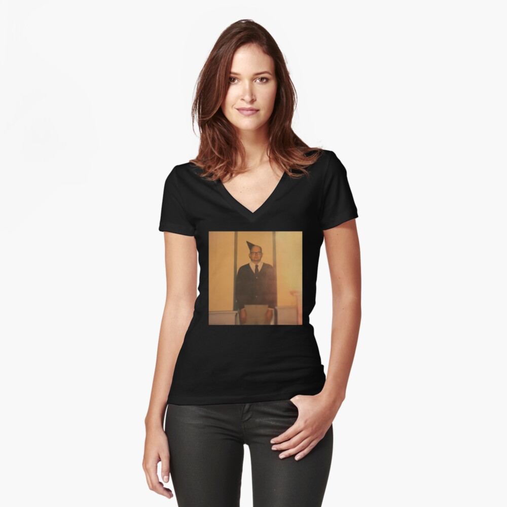 Aperçu de l'œuvre T-shirt moulant col V créée et vendue par mendozatolens.