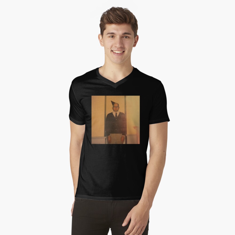Aperçu de l'œuvre T-shirt col V créée et vendue par mendozatolens.