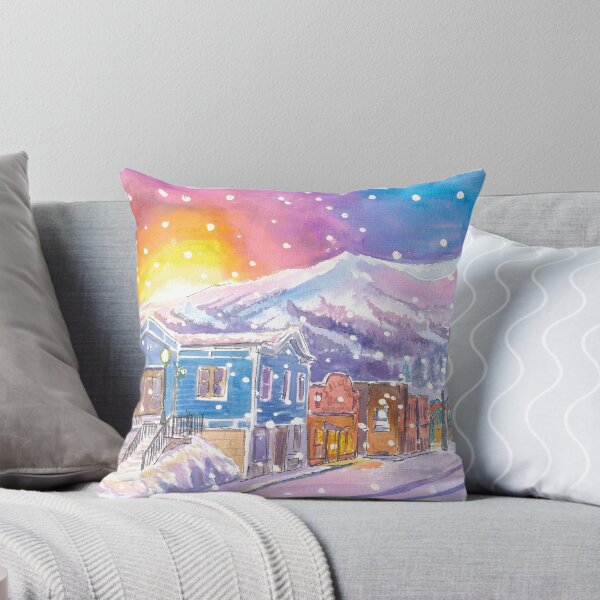 Artikelvorschau, Es schneit in Breckenridge, Colorado. Nächtliche Winterstraßenszene entworfen und verkauft von artshop77.