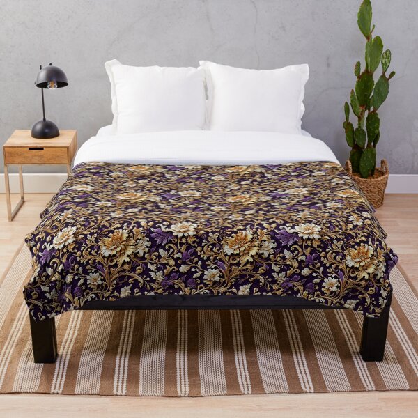 Artikelvorschau, Nahtloses Blumenmuster in Gold und Lila entworfen und verkauft von PaxtonProjects.