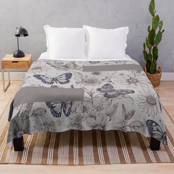 Artikelvorschau, Hübsches Schmetterlings- und Wildblumen-Musterdesign mit schwarzen Strichzeichnungen entworfen und verkauft von EarthArtDesigns.
