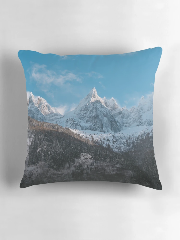 Aperçu 3 sur 4. Coussin avec l'œuvre Les Aiguilles Rouges créée et vendue par EtanK.