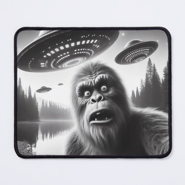 Artikelvorschau, Lustiges Bigfoot-Sasquatch-UFO-Selfie entworfen und verkauft von TomFrontierArt.
