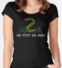 Kein Schritt auf Snek Tailliertes Rundhals-Shirt