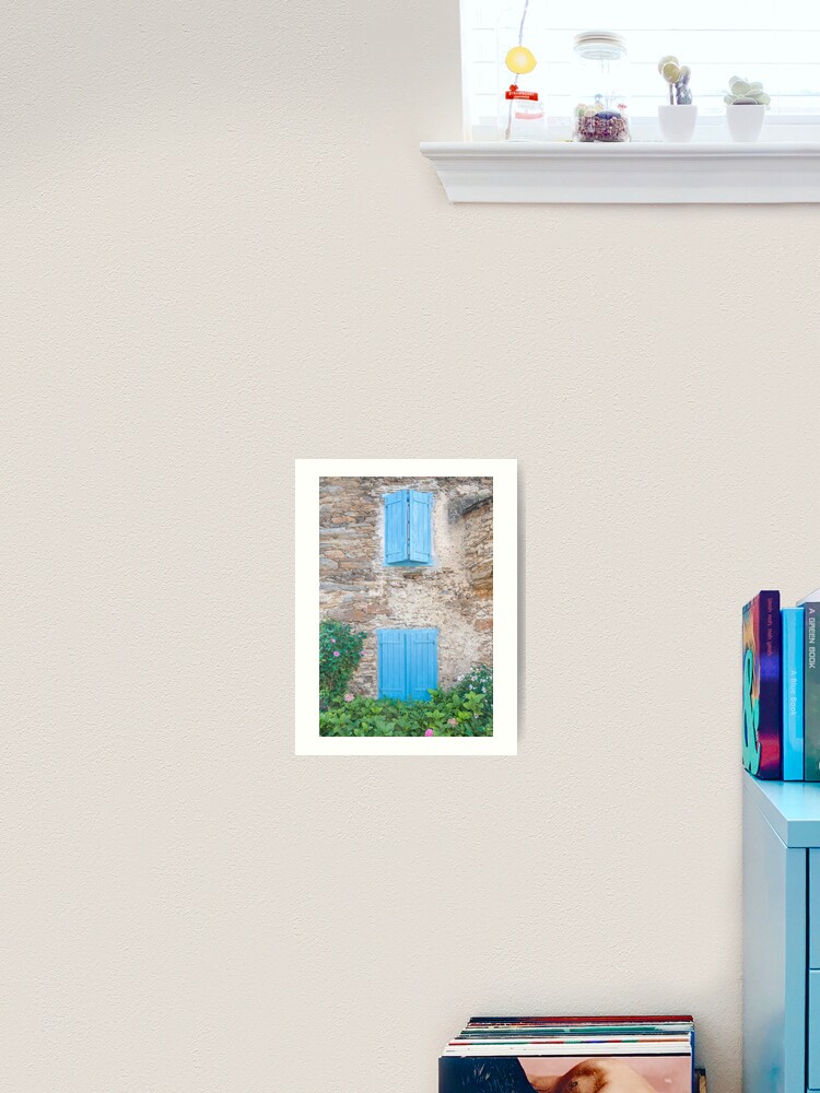 Aperçu 2 sur 3. Impression artistique avec l'œuvre Volets bleus vintage sur un vieux bâtiment dans les Pyrénées françaises - photographie de rue et de voyage créée et vendue par CStroo.