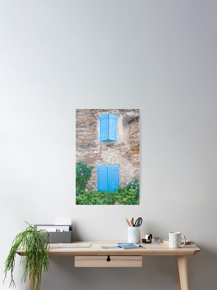 Aperçu 2 sur 3. Poster avec l'œuvre Volets bleus vintage sur un vieux bâtiment dans les Pyrénées françaises - photographie de rue et de voyage créée et vendue par CStroo.