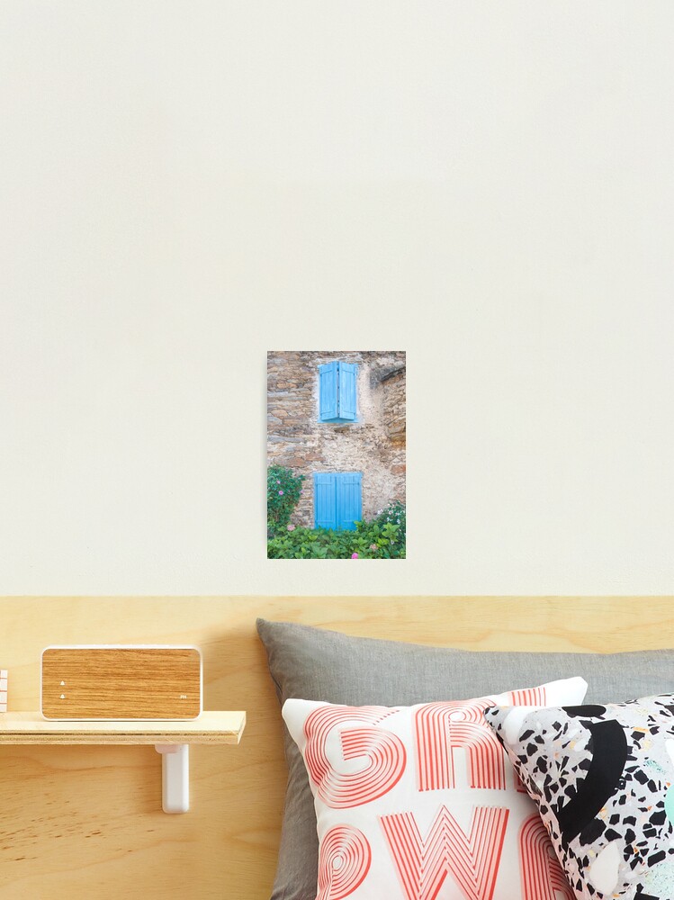 Aperçu 2 sur 3. Impression photo avec l'œuvre Volets bleus vintage sur un vieux bâtiment dans les Pyrénées françaises - photographie de rue et de voyage créée et vendue par CStroo.