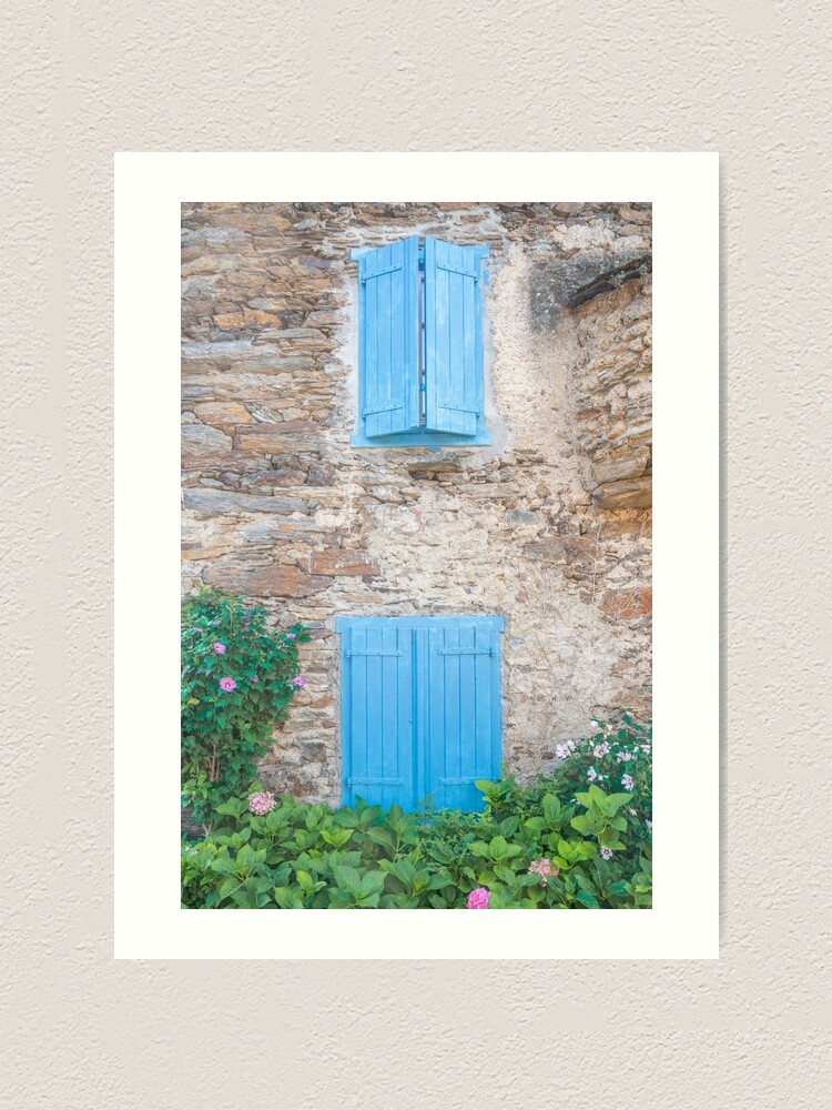 Aperçu 1 sur 3. Impression artistique avec l'œuvre Volets bleus vintage sur un vieux bâtiment dans les Pyrénées françaises - photographie de rue et de voyage créée et vendue par CStroo.