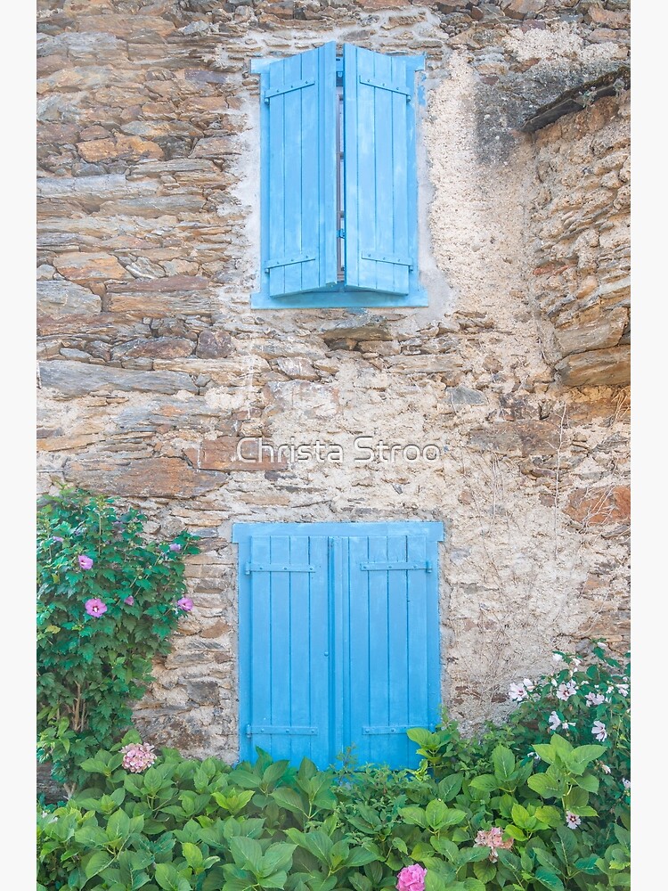 Aperçu 3 sur 3. Impression photo avec l'œuvre Volets bleus vintage sur un vieux bâtiment dans les Pyrénées françaises - photographie de rue et de voyage créée et vendue par CStroo.