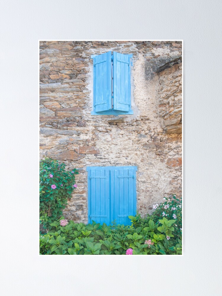 Aperçu 1 sur 3. Poster avec l'œuvre Volets bleus vintage sur un vieux bâtiment dans les Pyrénées françaises - photographie de rue et de voyage créée et vendue par CStroo.