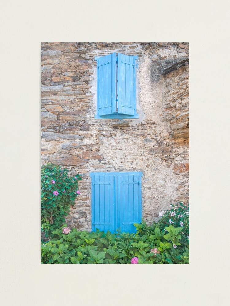Aperçu 1 sur 3. Impression photo avec l'œuvre Volets bleus vintage sur un vieux bâtiment dans les Pyrénées françaises - photographie de rue et de voyage créée et vendue par CStroo.