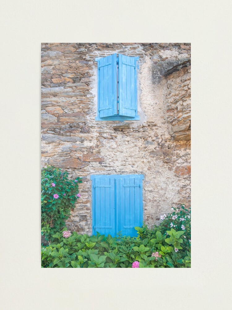 Aperçu 1 sur 3. Impression photo avec l'œuvre Volets bleus vintage sur un vieux bâtiment dans les Pyrénées françaises - photographie de rue et de voyage créée et vendue par CStroo.
