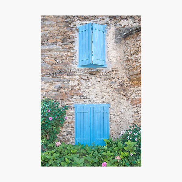 Aperçu de l'œuvre Volets bleus vintage sur un vieux bâtiment dans les Pyrénées françaises - photographie de rue et de voyage créée et vendue par Christa Stroo.