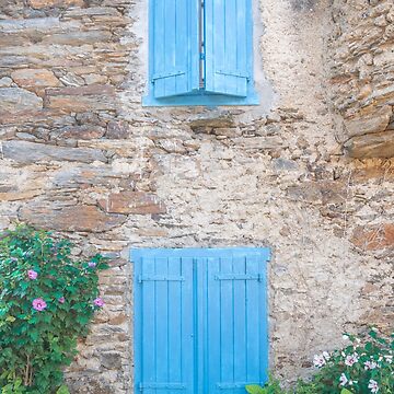 Aperçu de l'œuvre Volets bleus vintage sur un vieux bâtiment dans les Pyrénées françaises - photographie de rue et de voyage de Christa Stroo