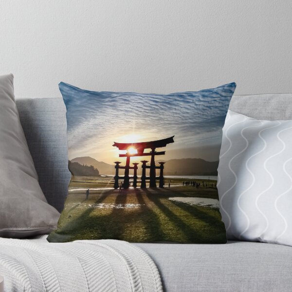 Artikelvorschau, Itsukushima Der große Torii-Tor-Schrein bei Sonnenuntergang entworfen und verkauft von Wild Afterglow.
