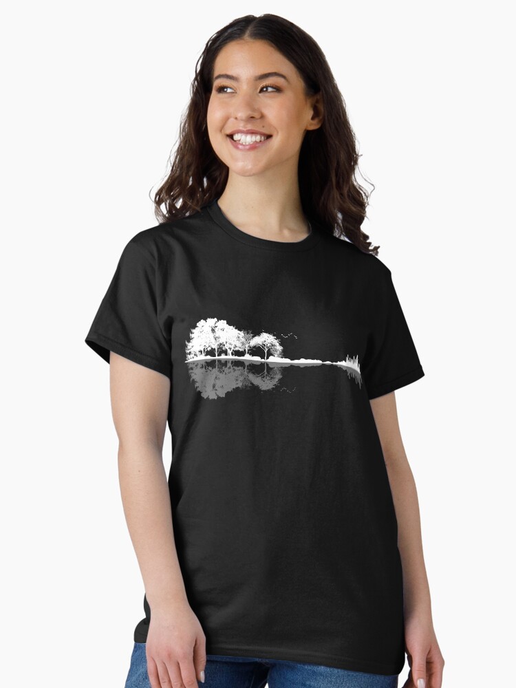 Imagen 1 de 7, Camiseta clásica con la obra Guitarra de la naturaleza, diseñada y vendida por maryedenoa.