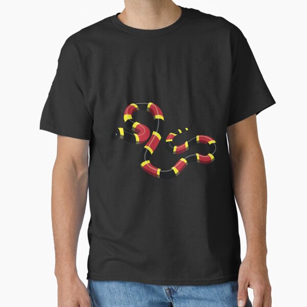 Artikel-Vorschau von Östliche Korallenschlangenfigur auf dem Boden-T-Shirt, designt und verkauft von SUPERHERON.