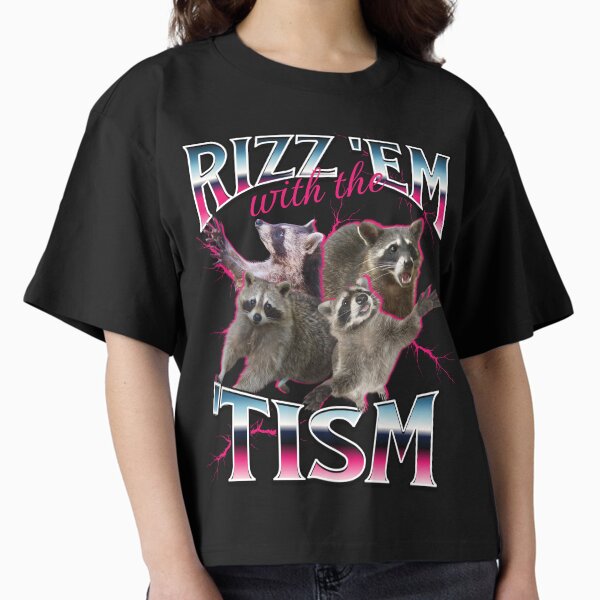 Vista previa del artículo con la obra «Rizz Em With the Tism Meme - Mapache divertido con autismo en estilo pirata vintage de los años 90», diseñado y vendido por PetNamedPeeve.