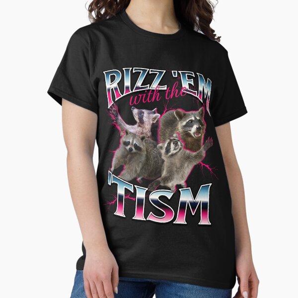 Vista previa del artículo con la obra «Rizz Em With the Tism Meme - Mapache divertido con autismo en estilo pirata vintage de los años 90», diseñado y vendido por PetNamedPeeve.