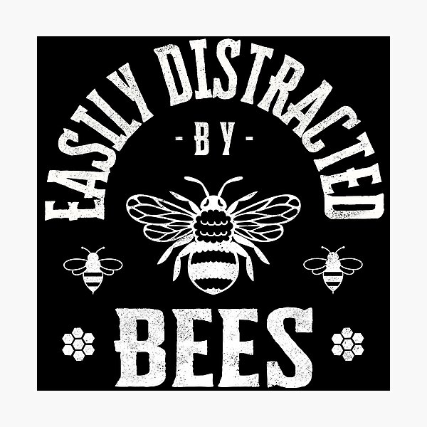 Artikelvorschau, Easily distracted by bees entworfen und verkauft von Line2Rhyme.