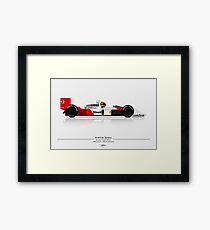 Formel 1 - Ayrton Senna - McLaren MP4 / 4 mit Helm auf hellem Hintergrund Gerahmter Kunstdruck