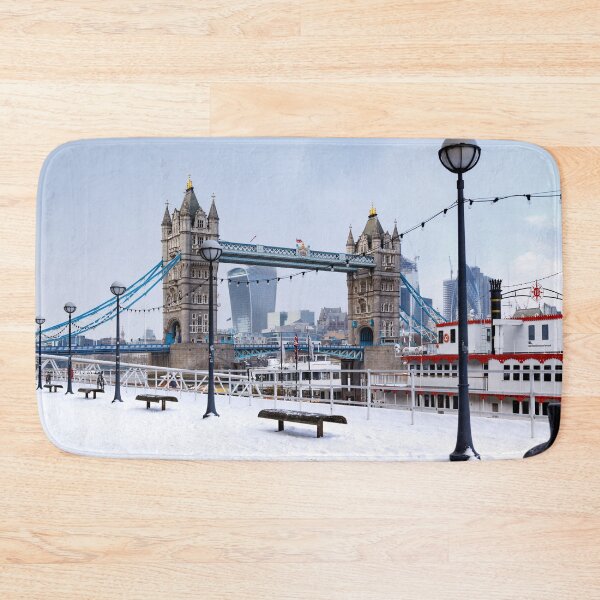 Artikelvorschau, Tower Bridge im Schnee entworfen und verkauft von Tadas Svetikas.