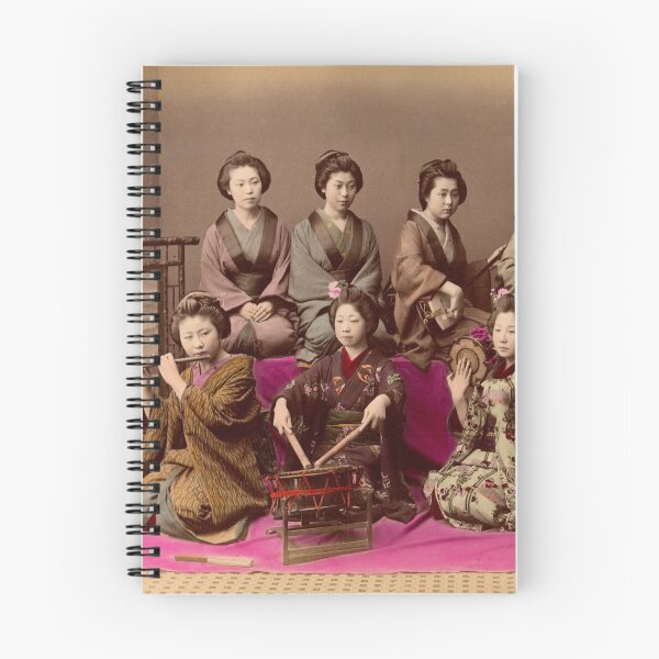 Artikelvorschau, Gruppe der Geisha Musik spielend entworfen und verkauft von Photos of Japan.