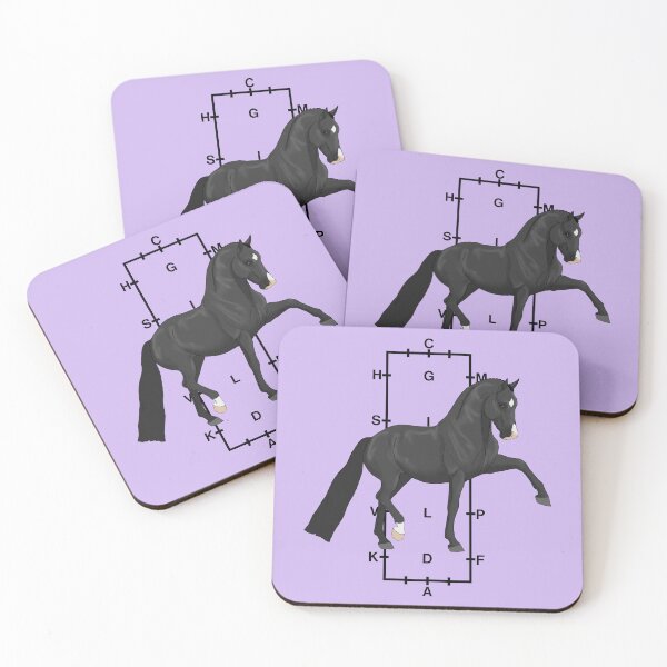 Artikelvorschau, Trabendes schwarzes Warmblut mit Dressurarena im Hintergrund entworfen und verkauft von DappledMoon.