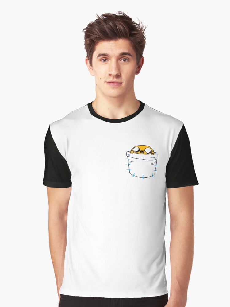 Thumbnail 1 von 5, Grafik T-Shirt, Kreativer Druck von Jake aus Adventure Time in Finns Tasche designt und verkauft von GardenGhostShop.