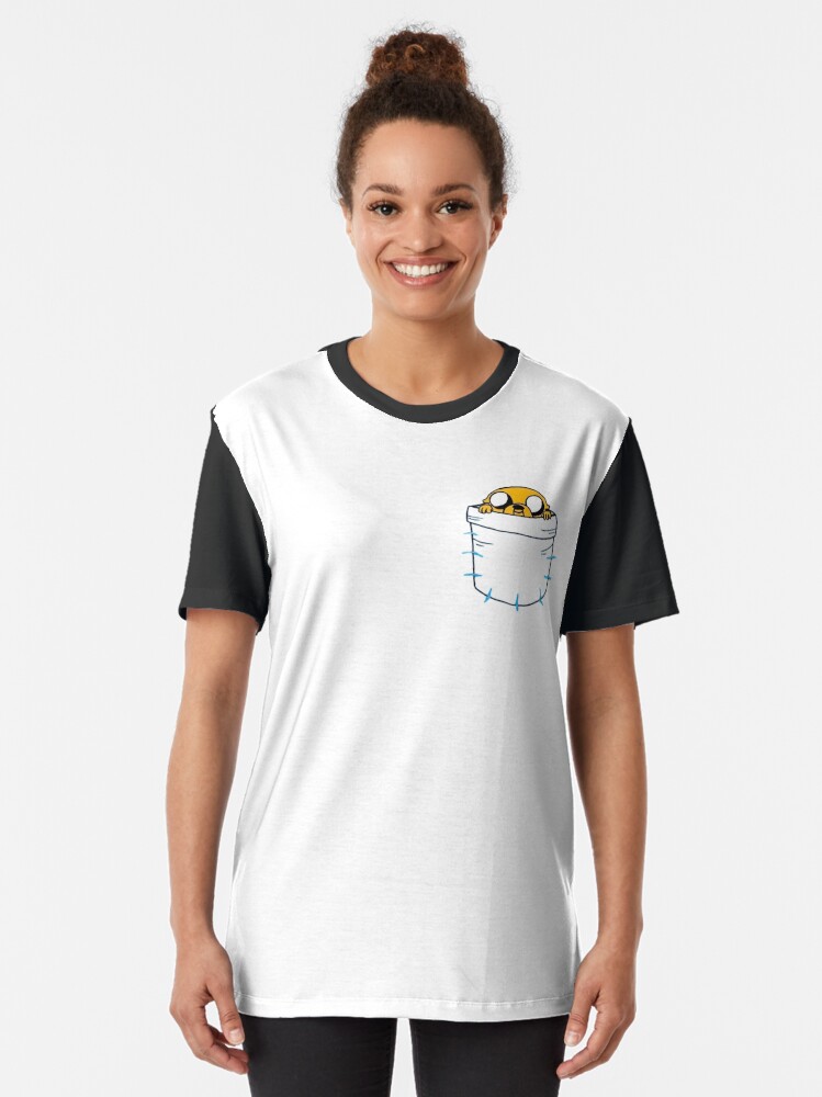 Thumbnail 2 von 5, Grafik T-Shirt, Kreativer Druck von Jake aus Adventure Time in Finns Tasche designt und verkauft von GardenGhostShop.