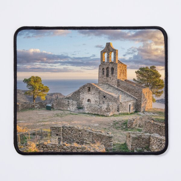 Artikelvorschau, Sant Helena de Rodes: Romanische Kirche an der Costa Brava, Katalonien, Spanien entworfen und verkauft von Marc Garrido Clotet.
